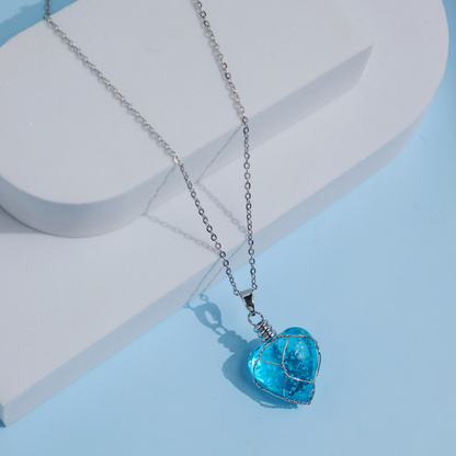 GLOWING CRYSTAL HEART NECKLACE | GLOYEE™