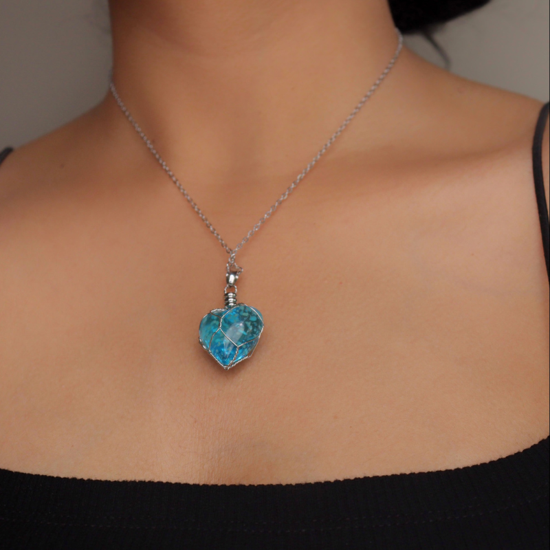 GLOWING CRYSTAL HEART NECKLACE | GLOYEE™