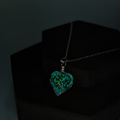 GLOWING CRYSTAL HEART NECKLACE | GLOYEE™