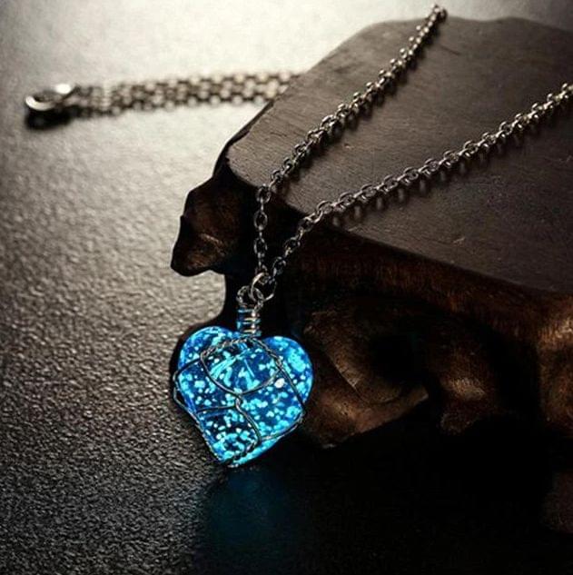 GLOWING CRYSTAL HEART NECKLACE | GLOYEE™